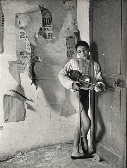 吕西安·克莱尔格 1934-2014
小提琴家，出自“阿勒昆”系列，阿尔勒，1954年。
摄影作品。