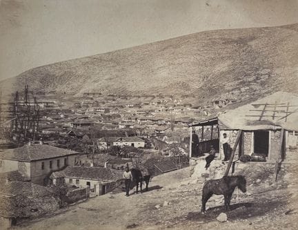 罗杰·芬顿 1819-1869
克里米亚的巴拉克拉瓦镇，1855年。
摄影作品。盐印相纸冲印，裱贴于