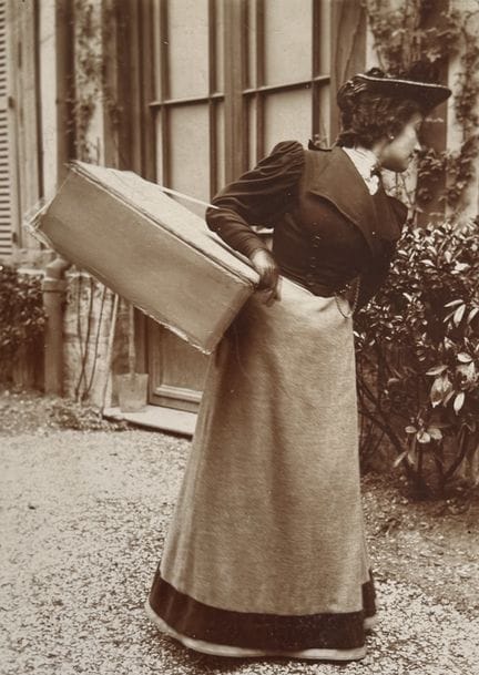 MODA
Sombrerera y su caja de sombreros, hacia 1905