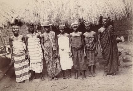 ZANZIBAR - AFRIQUE DE L'EST
Villageois devant leur