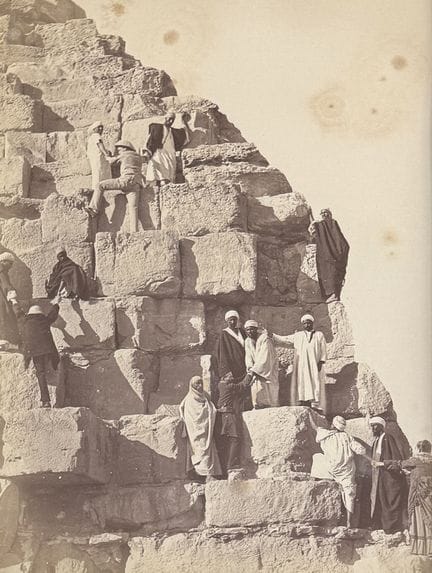 ÉGYPTE
Ascension de la Pyramide, Gizeh, ca.1885.
P