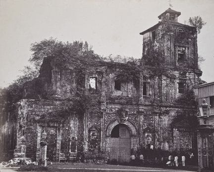 MANILLE 
Hommes devant les Ruines de l'Église San 