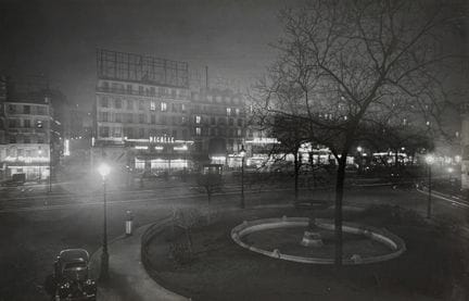 PARIS – CHEVOJON 
Place Pigalle bei Nacht, Paris, 