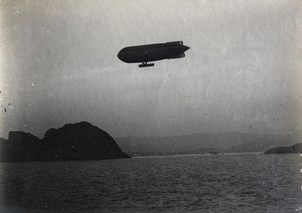 LUFTRAUMFAHRZEUG
Luftschiff, ca. 1910.
Fotografie.
