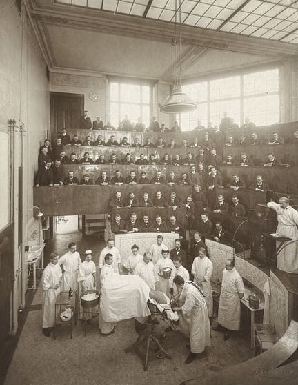 ÉCOLE DE MÉDECINE - H.WALTER
École de médecine, Le