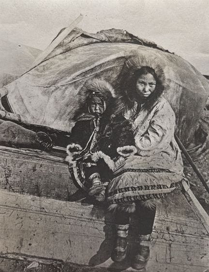 SIBÉRIE
Famille Inuit, Sibérie, ca.1910.
Photograp