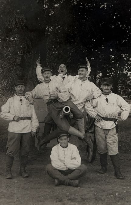 SOLDATEN
Soldaten, die sich auf einer Kanone vergn