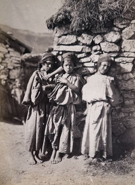 ALGÉRIE
Trois enfants de Kabylie, ca. 1890.
Photog