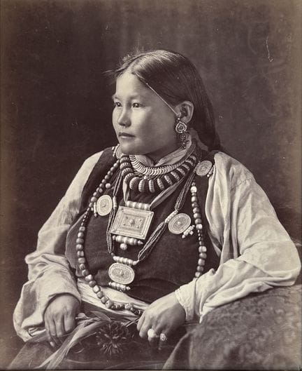 TIBET - JOHNSTON & HOFFMANN, attribué à
Femme Tibé