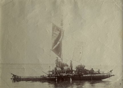NOUVELLE-GUINÉE
Hommes sur un bateau, ca.1880.
Pho