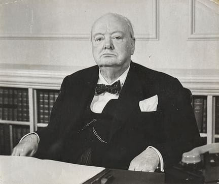 WINSTON CHURCHILL
Winston Churchill posiert anläss