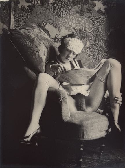 ÉROTIQUE - MONSIEUR X
Nu féminin au journal, ca. 1