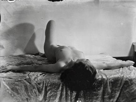 RAYMOND VAN DOREN 1906-1991
Desnudo femenino, haci