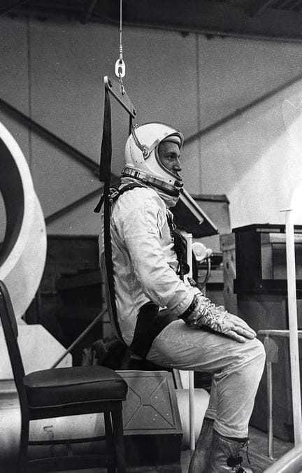 NASA – VERSUCHE 
Test eines Hängegurts, der in Mon