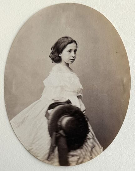 RETRATO
Jovencita con sombrero, hacia 1865.
Fotogr