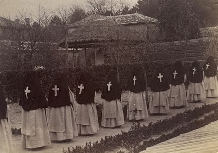 PYRÉNÉES-ATLANTIQUES
Bernardinerinnen auf dem Weg 