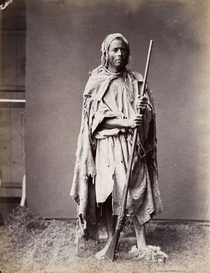 ALGÉRIE
Homme au fusil, ca. 1880.
Photographie. Ti