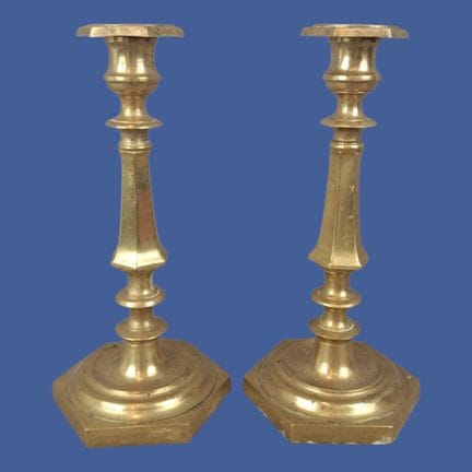 PAR DE CANDELABROS Candelabros de latón de sección