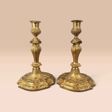 PAR DE CANDELABROS LUIS XV  Candelabros de bronce 