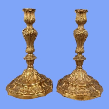PAIRE DE BOUGEOIRS LOUIS XV Bougoirs en bronze dor