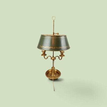 LAMPE DE TABLE Lampe en bronze doré à deux bras. D