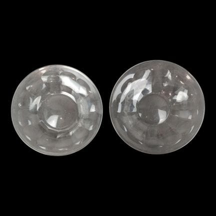 PAIRE D'ASSIETTES Assiettes en cristal taillé. Pro