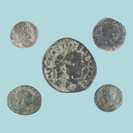 EMPIRE ROMAIN Cinq pièces de monnaie en bronze. Di