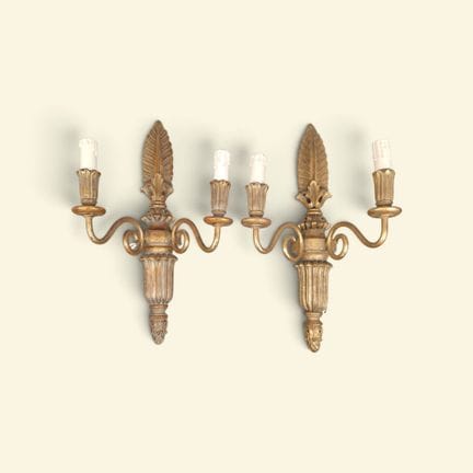 PAIR OF WALL LAMPS Wall lamps made of carved and g