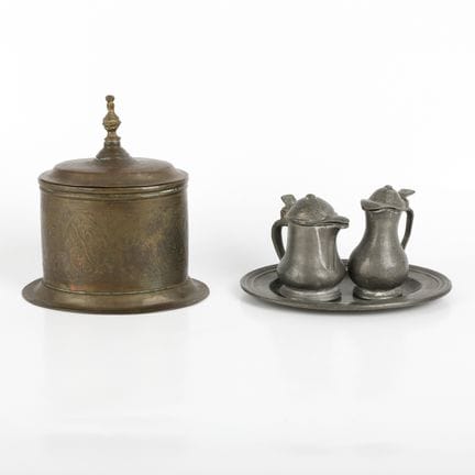 SET DI VASETTI CON VASSOIO D'ALTARE E CUSTODIA PER
