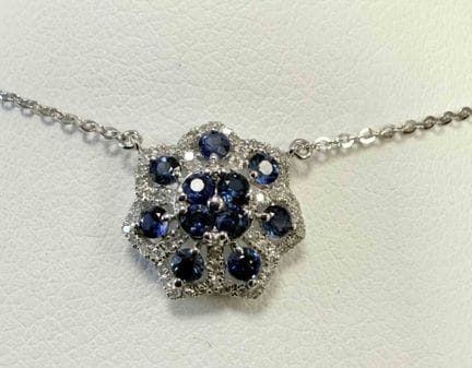 WHITE GOLD NECKLACE SET WITH SAPPHIRES AND DIAMOND