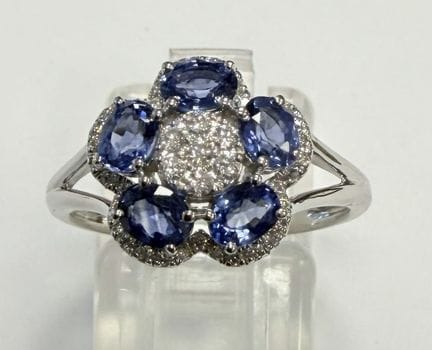 WHITE GOLD MARGUERITE RING SET WITH SAPPHIRES AND 