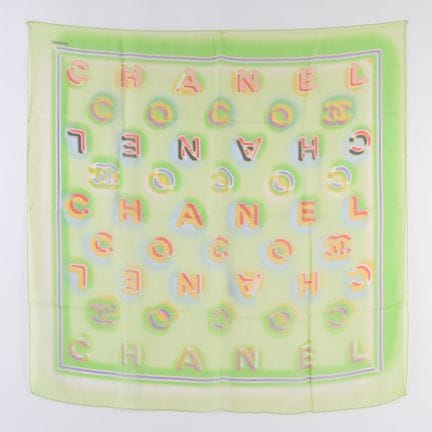 FOULARD EN SOIE CHANEL VERT.
Foulard de soie en tr