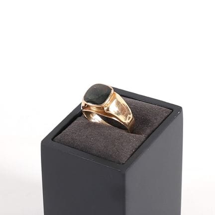 GOLD SIGNET RING WITH TSAVORITE
Yellow gold signet