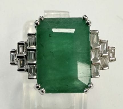 ART DECO-STYLE WHITE GOLD RING SET WITH A ZAMBIAN 