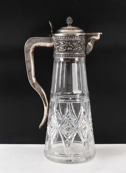 精美的水晶与镀银的金属水壶，巴卡拉（Baccarat）
水壶主体为切割水晶，镀银的金属底座上饰有花卉