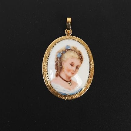 LIMOGES ENAMEL PENDANT
An 18k yellow gold pendant 