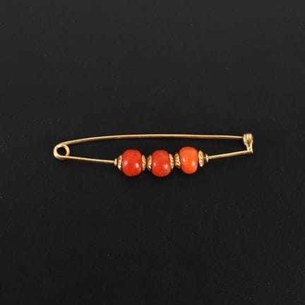CORAL PEARL BROOCH
18K yellow gold brooch, adorned