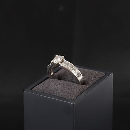 GOLD AND DIAMOND SOLITAIRE RING
18k yellow and whi
