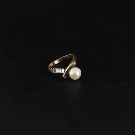 RING IN GOLD, PLATINUM, PEARLS, AND DIAMONDS
Asymm