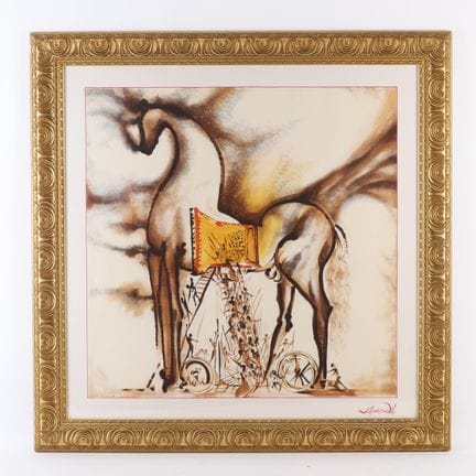 作品《特洛伊木马》，取材自萨尔瓦多·达利（1904-1989）
真丝丝巾，装裱于玻璃框内，装帧精美。