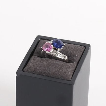 GOLD RING WITH BLUE AND PINK SAPPHIRES AND DIAMOND