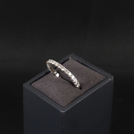 WHITE GOLD WEDDING RING WITH DIAMONDS
18K white go