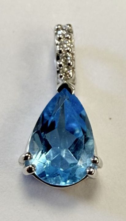 WHITE GOLD PENDANT SET WITH A TOPAZ AND DIAMONDS
7