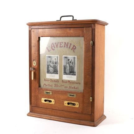 SLOT MACHINE "L'AVENIR" CIRCA 1910
Slot machine in