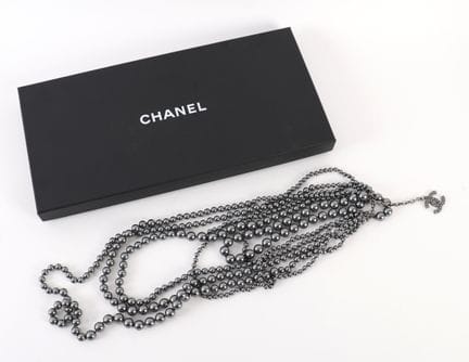 CHANEL GRAY PEARL NECKLACE
Multi-strand long neckl