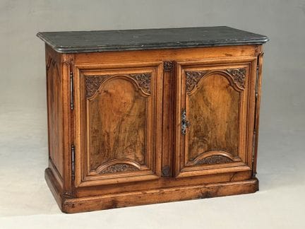Buffet de chasse en bois naturel mouluré et sculpt