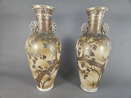 SATSUMA
一对釉面陶器花瓶，饰有多色及金彩的开花枝条纹样。
约1920年
高度：64厘米
有磨