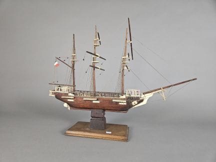 Maquette de navire en bois et os
sur socle
49 x 64