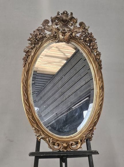 Grande specchio ovale in legno stuccato e dorato, 