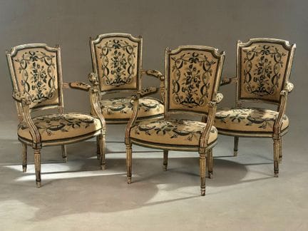 Suite de quatre fauteuils cabriolet en bois laqué 